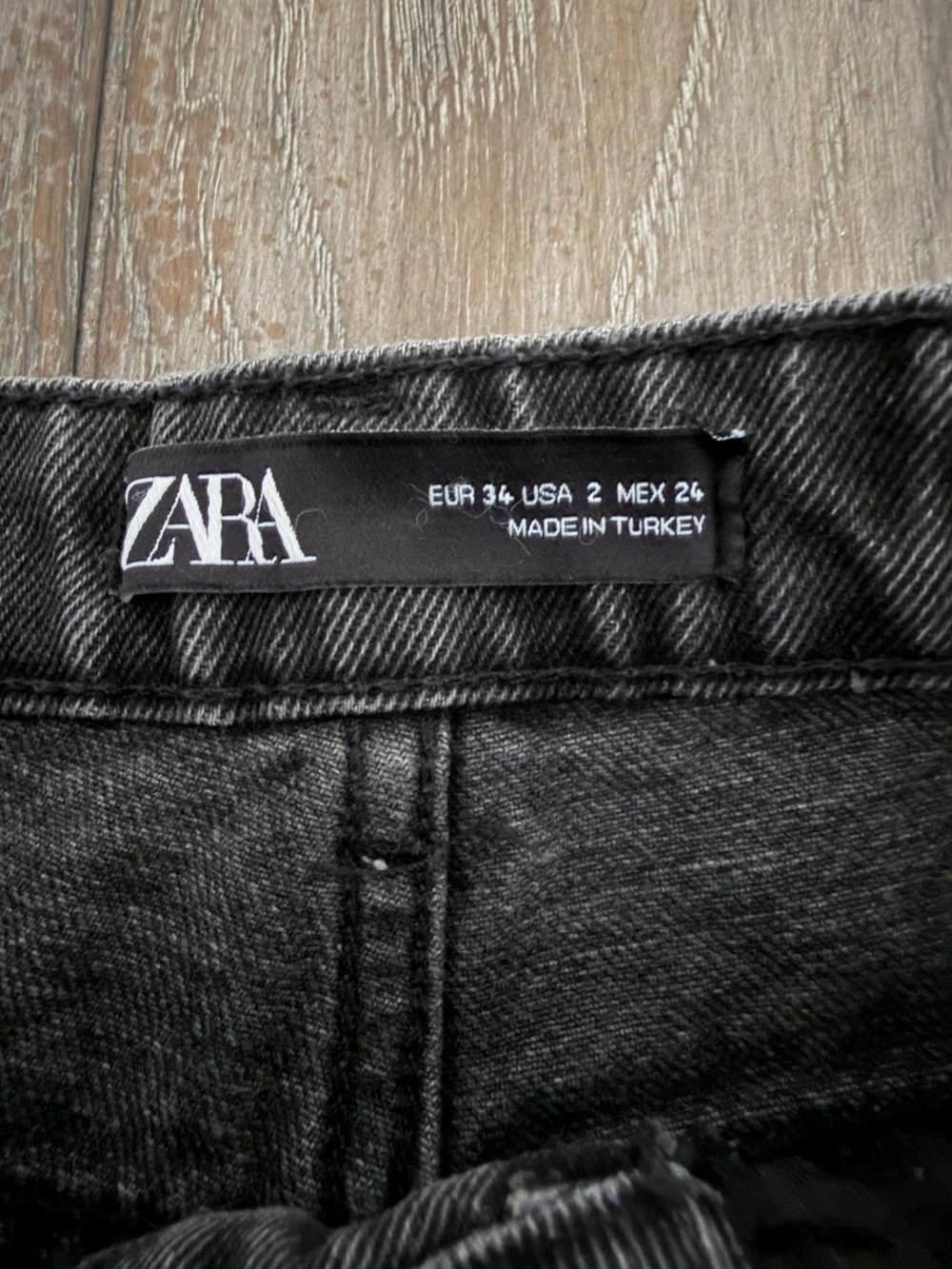 Zara High-Waist Relaxed Black Barrel Jeans - Picture 7 of 12